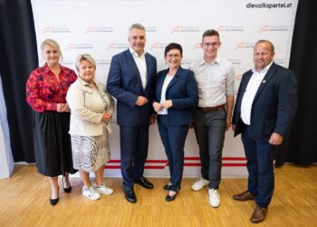 Bundeskanzler Karl Nehammer auf Bürgermeister-Tour im Bezirk Vöcklabruck