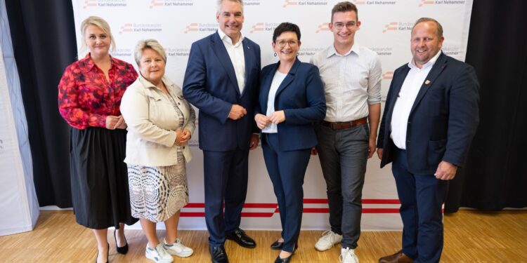 Bundeskanzler Karl Nehammer auf Bürgermeister-Tour im Bezirk Vöcklabruck