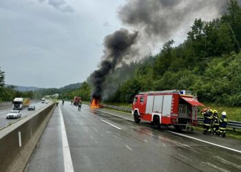 PKW auf A1 zwischen Oberwang und Mondsee in Vollbrand
