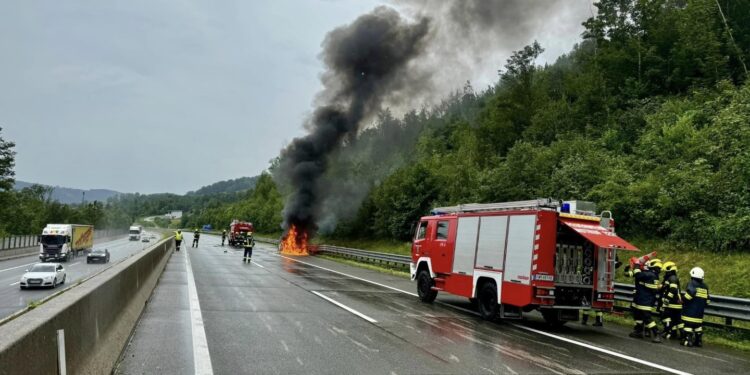 PKW auf A1 zwischen Oberwang und Mondsee in Vollbrand