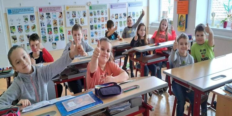 Skipper´s Club Gschwandt unterstützt Volksschule in Chmeľnica, Slowakei mit Schulmöbel