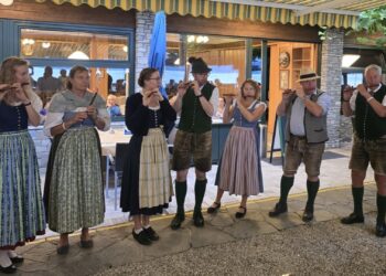 Begeisterte Zuhörer bei der bodenständigen Volksmusik im Gastgarten vom Hois´n