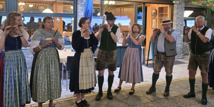 Begeisterte Zuhörer bei der bodenständigen Volksmusik im Gastgarten vom Hois´n