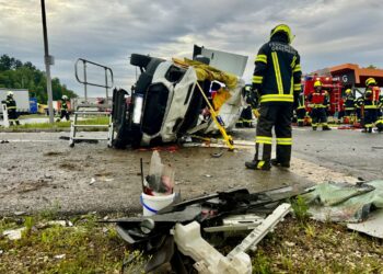 Autolenkerin (59) bei Unfall auf Westautobahn in Straß im Attergau tödlich verunglückt