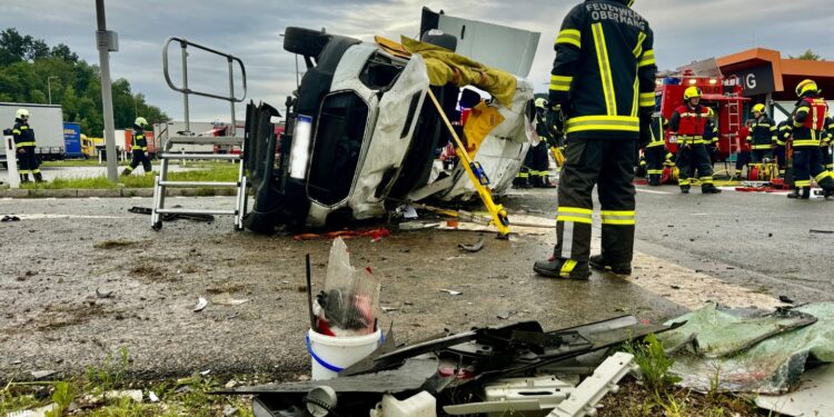 Autolenkerin (59) bei Unfall auf Westautobahn in Straß im Attergau tödlich verunglückt