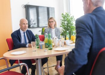 Univ.-Prof. Mag. Dr. Martin Kocher, Bundesminister für Arbeit und Wirtschaft, zu Gast im AMS Gmunden
