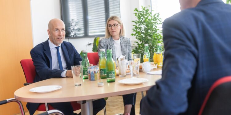 Univ.-Prof. Mag. Dr. Martin Kocher, Bundesminister für Arbeit und Wirtschaft, zu Gast im AMS Gmunden