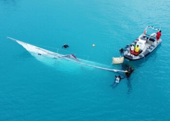 Wasserrettung hebt wertvolles Holzboot aus 130 Meter Tiefe aus dem Attersee
