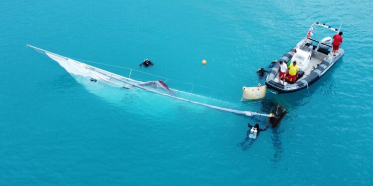 Wasserrettung hebt wertvolles Holzboot aus 130 Meter Tiefe aus dem Attersee