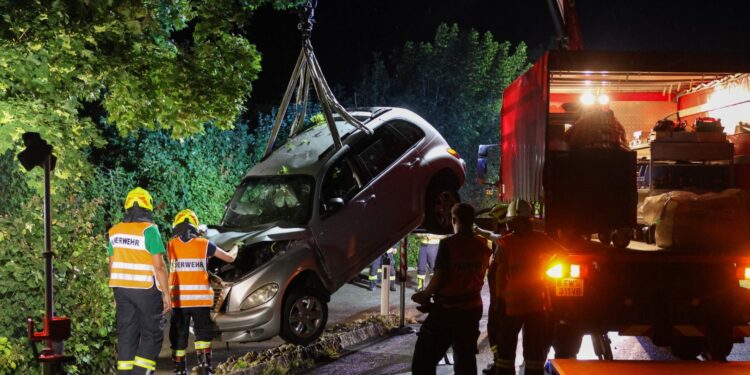 Auto kracht bei Seewalchen gegen Baum