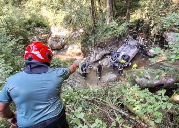 Mit Auto in Bach gestürzt