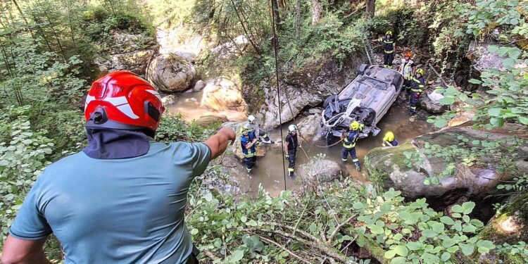Mit Auto in Bach gestürzt