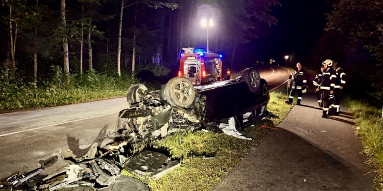 Schwerer Verkehrsunfall bei Mondsee: Lenker tödlich verunglückt