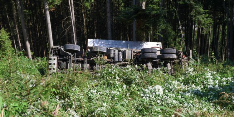 LKW abgestürzt: Lenker (55) bei schwerem Unfall auf Forststraße in Gmunden tödlich verunfallt