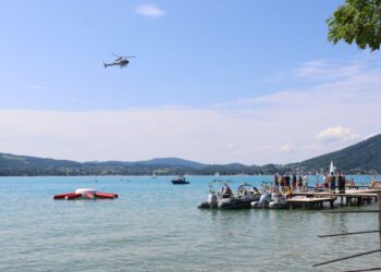 Großeinsatz mit Tauchern und Booten bei Suche nach vermisstem Kind im Attersee