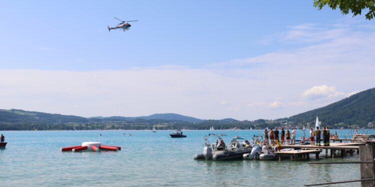 Großeinsatz mit Tauchern und Booten bei Suche nach vermisstem Kind im Attersee