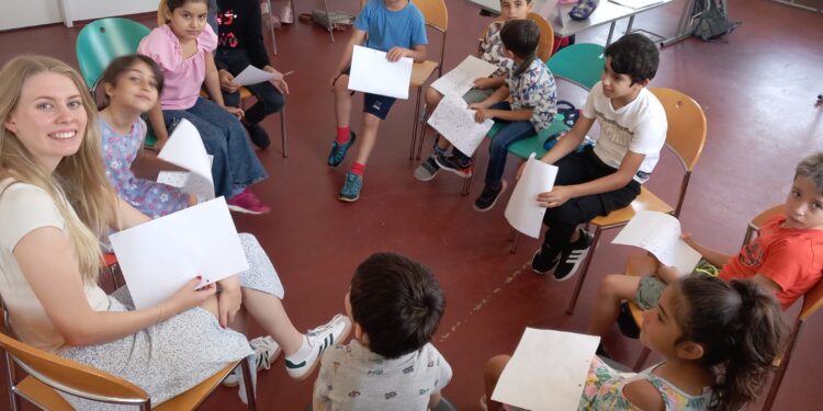 Integration: Kinder lernen in den Ferien damit der Schuleinstieg leichter wird