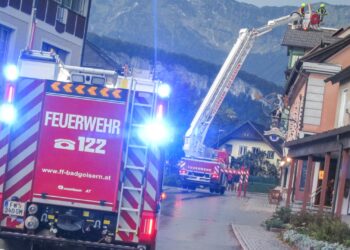 Lose Blechteile drohten von Dach abzustürzen