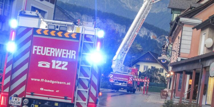 Lose Blechteile drohten von Dach abzustürzen