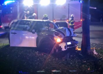 Nächtlicher Verkehrsunfall in Bad Ischl: PKW prallt gegen Baum