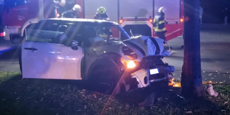 Nächtlicher Verkehrsunfall in Bad Ischl: PKW prallt gegen Baum