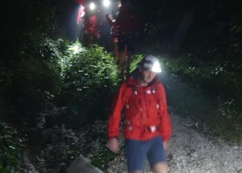 Wanderin in der Bachböschung abgerutscht