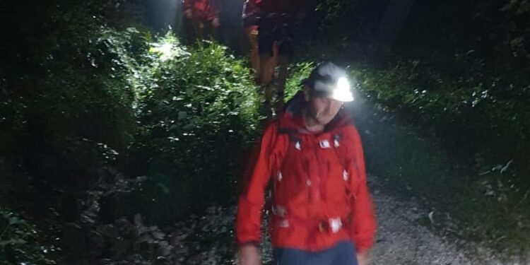 Wanderin in der Bachböschung abgerutscht