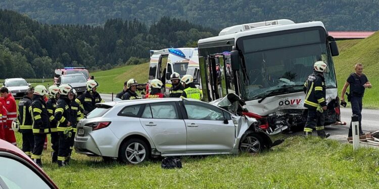 Schwerverletzte bei Frontalzusammenstoß mit Linienbus in Frankenmarkt