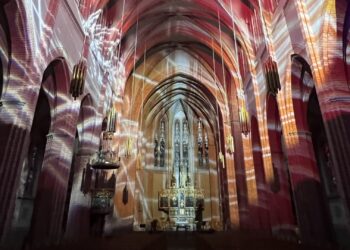 LICHT und KUNST – Chromotop in der Pfarrkirche Laakirchen