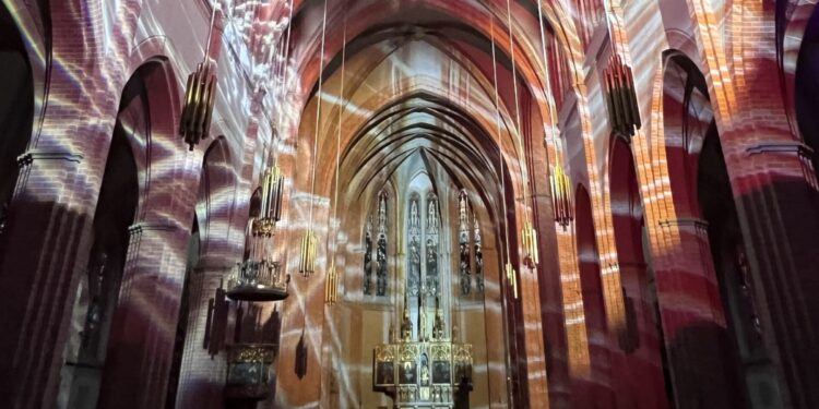 LICHT und KUNST – Chromotop in der Pfarrkirche Laakirchen