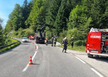 Motorradfahrer stürzt im Weißenbachtal in Bach