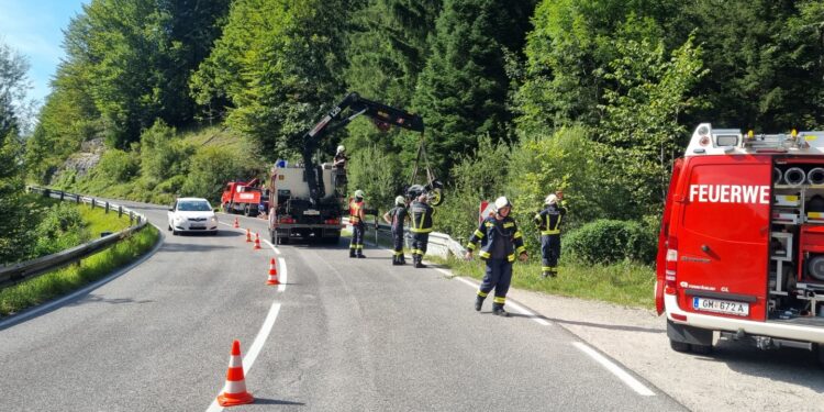 Motorradfahrer stürzt im Weißenbachtal in Bach