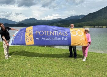 Die POTENTIALS OÖ Kunstmesse zu Besuch: Die Teilnehmenden zeigen ihre Ateliers und Werkstätten