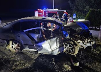 Alkolenkerin ohne Führerschein verursacht Unfall in Laakirchen