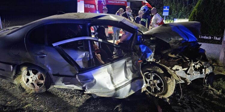 Alkolenkerin ohne Führerschein verursacht Unfall in Laakirchen