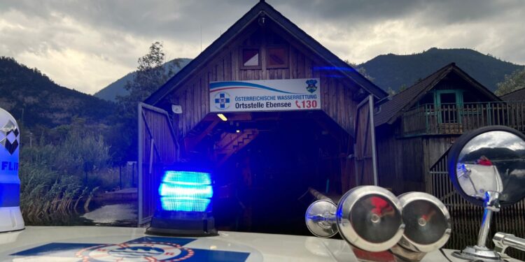 Zwei Schwimmer aus dem Traunsee gerettet