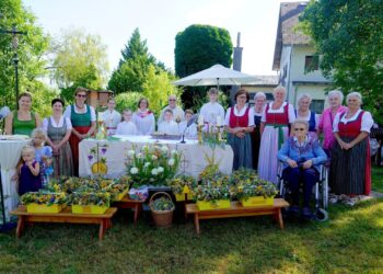 Tag der Tracht mit Messe und Kräuterweihe in Gschwandt