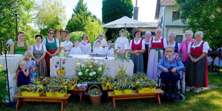 Tag der Tracht mit Messe und Kräuterweihe in Gschwandt