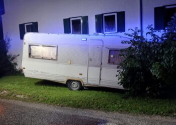 Wohnwagen krachte in Hauswand