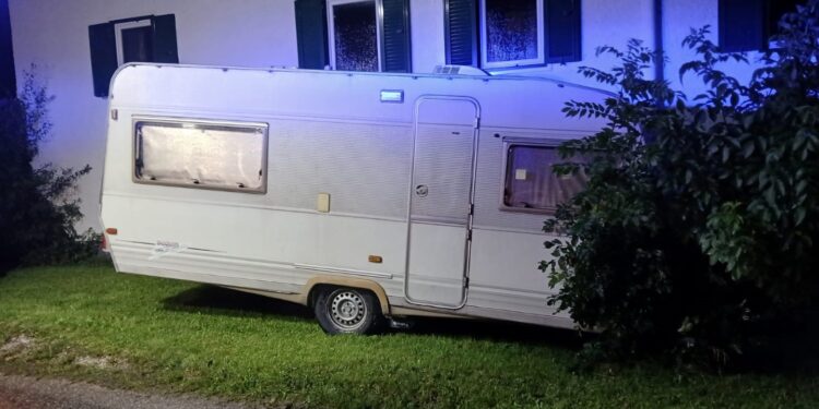 Wohnwagen krachte in Hauswand