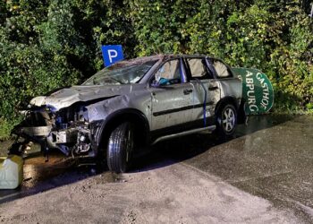 Feuerwehr Scharnstein bei nächtlicher Fahrzeugbergung im steilen Gelände gefordert
