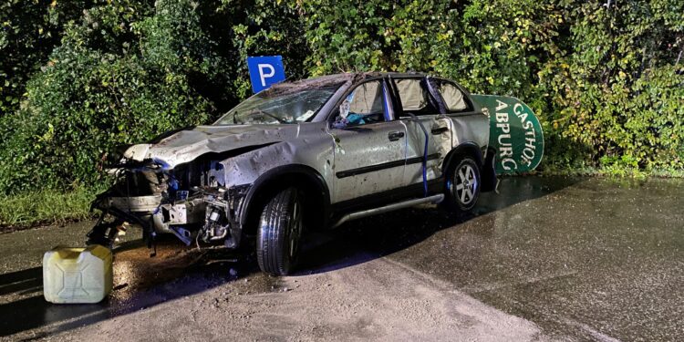 Feuerwehr Scharnstein bei nächtlicher Fahrzeugbergung im steilen Gelände gefordert