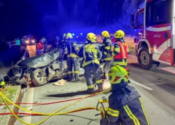 PKW schleudert gegen Felswand am Mondsee – Vier Verletzte