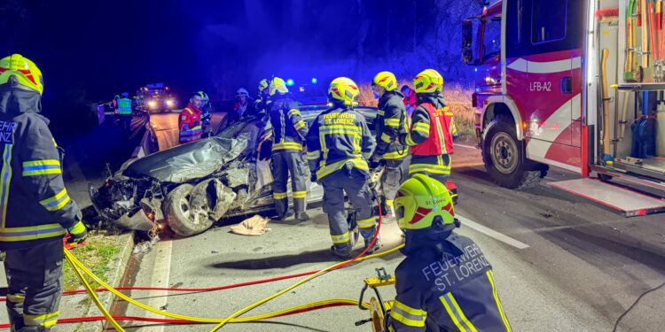 PKW schleudert gegen Felswand am Mondsee – Vier Verletzte