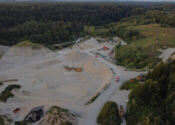 Granatenfund in der Traun: Einsatzkräfte bergen Kriegsrelikt