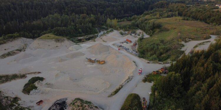 Granatenfund in der Traun: Einsatzkräfte bergen Kriegsrelikt