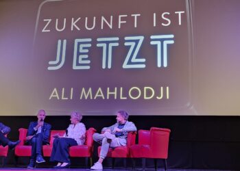 „Die Zukunft ist jetzt“ mit Ali Mahlodji im Stadttheater Gmunden