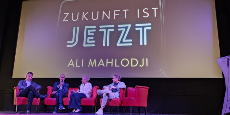 „Die Zukunft ist jetzt“ mit Ali Mahlodji im Stadttheater Gmunden