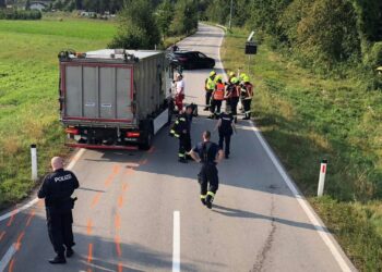 Unter LKW eingeklemmt: E-Scooter-Lenker bei Unfall auf Kreuzung in Regau schwer verletzt