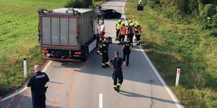 Unter LKW eingeklemmt: E-Scooter-Lenker bei Unfall auf Kreuzung in Regau schwer verletzt